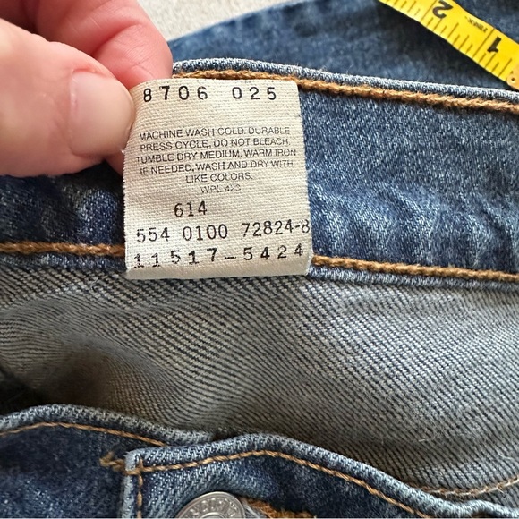 Vintage Levi’s 517 Slim Bootcut Jeans. Size 7. Medium wash. - Picture 6 of 10